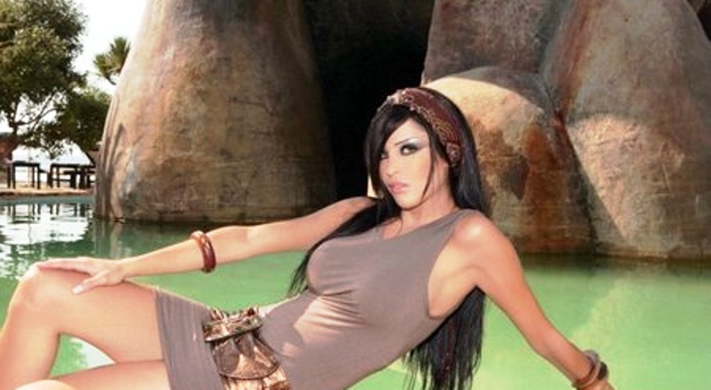الشورت موضة النجمات العربيات